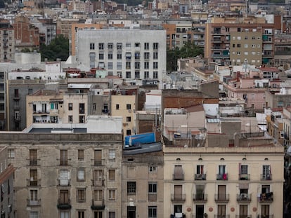 Viviendas de diferentes épocas en el distrito de Ciutat Vella de Barcelona.