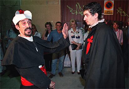 Dos actores caracterizados como Luis de Góngora y Francisco de Quevedo, durante el paseo por el Madrid del siglo XVII organizado por el Ayuntamiento.