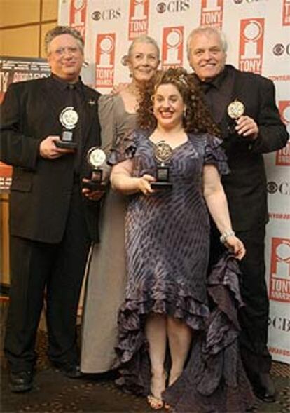 De izquierda a derecha, Harvey Fierstein, Vanessa Redgrave, Marissa Jaret Winokur y Brian Dennehy, con los premios Tony que obtuvieron el domingo.