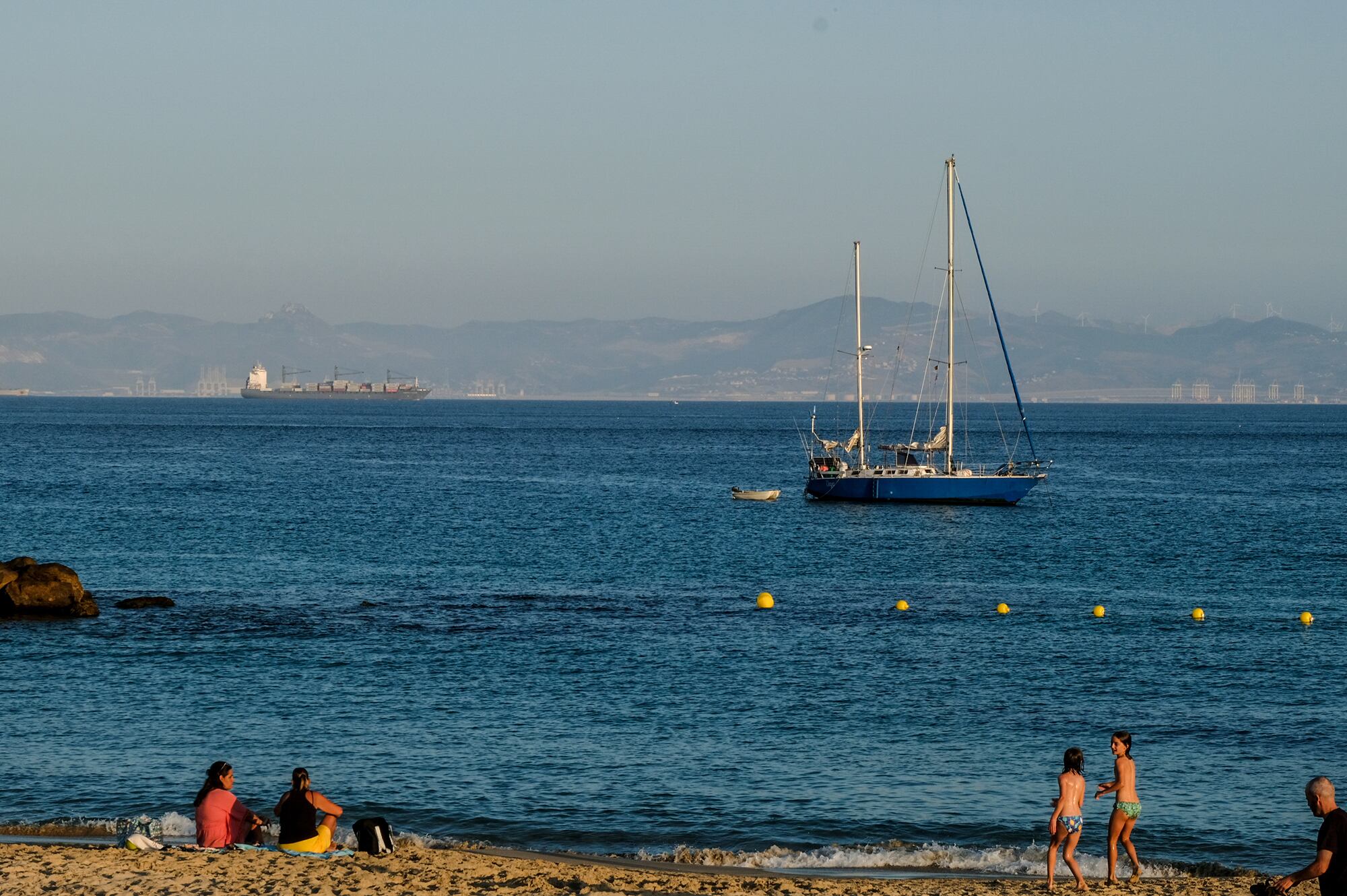 Un velero frente a la playa en Tarifa.