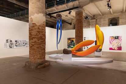 En el centro, las tres esculturas de Teresa Solar expuestas en el Arsenale de Venecia, delante de obras de otros artistas.