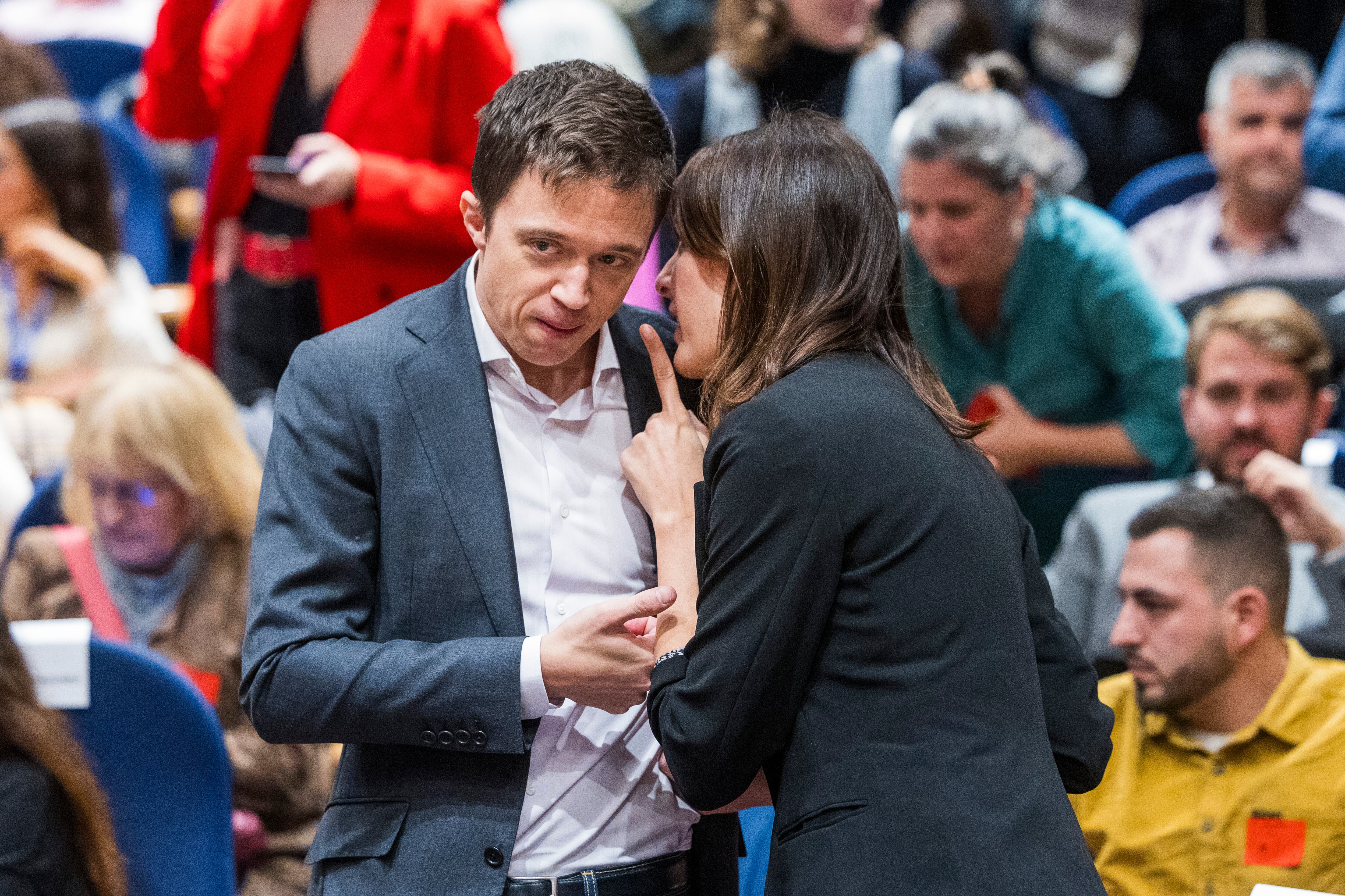 El líder de Más País, Iñigo Errejón y la portavoz de Más Madrid en el Ayuntamiento, Rita Maestre, durante el traspaso de la cartera de Sanidad.