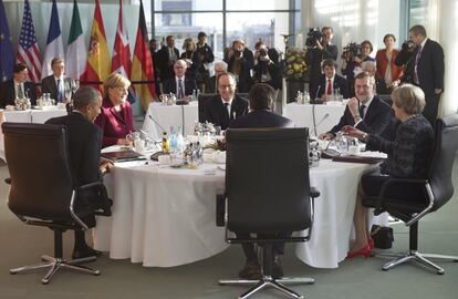 Mariano Rajoy (2d), junto a la canciller alemana, Angela Merkel (2i); el presidente francés, François Hollande (3i); los primeros ministros del Reino Unido, Theresa May (d), e Italia, Matteo Renzi (3d), y el presidente de Estados Unidos, Barack Obama (i), durante la reunión que han mantenido en la sede de la Cancillería de Berlín el 18 de noviembre de 2016.