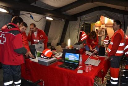 Un equipo de respuesta inmediata en emergencias de Cruz Roja actúa tras el terremoto de la localidad murciana de Lorca.