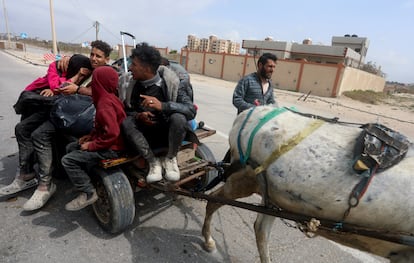 Palestinos huyen del norte de Gaza, tras el ataque de las tropas israelíes al hospital Al Shifa, este lunes. 