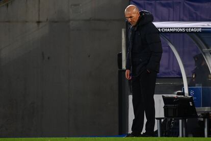 El entrenador del Real Madrid, Zinedine Zidane, durante un momento del partido.