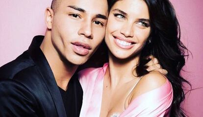 Olivier Rousteing, director creativo de Balmain, y la modelo de Victoria&#039;s Secret Sara Sampaio.