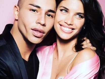 Olivier Rousteing, director creativo de Balmain, y la modelo de Victoria&#039;s Secret Sara Sampaio.