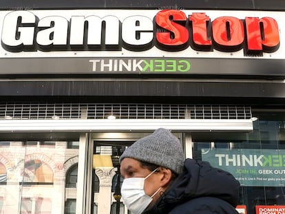 Un hombre pasa ante una tienda de GameStop, este viernes en Manhattan (Nueva York).