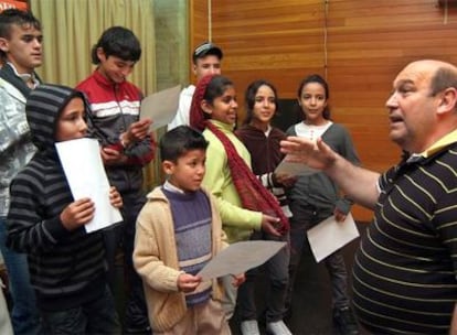 Niños inmigrantes reciben clases de canto e idiomas en el Ateneo de Ferrol.