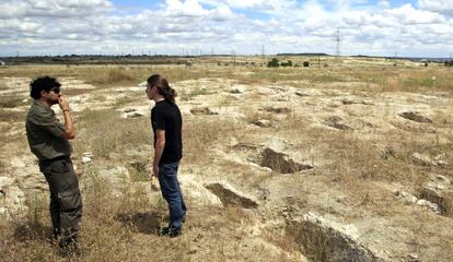 Rows of Visigothic tombs at the Vicálvaro necropolis.