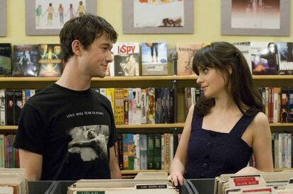 Joseph Gordon-Levitt y Zooey Deschanel teniendo uno de sus encuentros en '500 días juntos'.