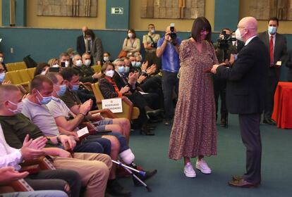 El ministro de Defensa ucraniano, Oleksii Reznikov, condecora a una ucraniana en el hospital militar Gómez Ulla de Madrid.