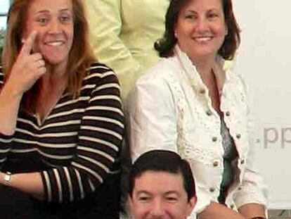 Pilar Martínez, Paz González y, en cuclillas, Pedro Calvo, anteayer durante la presentación de la candidatura del PP al Ayuntamiento.