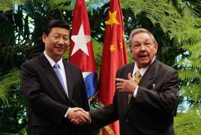 El vicepresidente Xi Jinping estrecha la mano al presidente cubano Raúl Castro en el palacio de la Revolución.