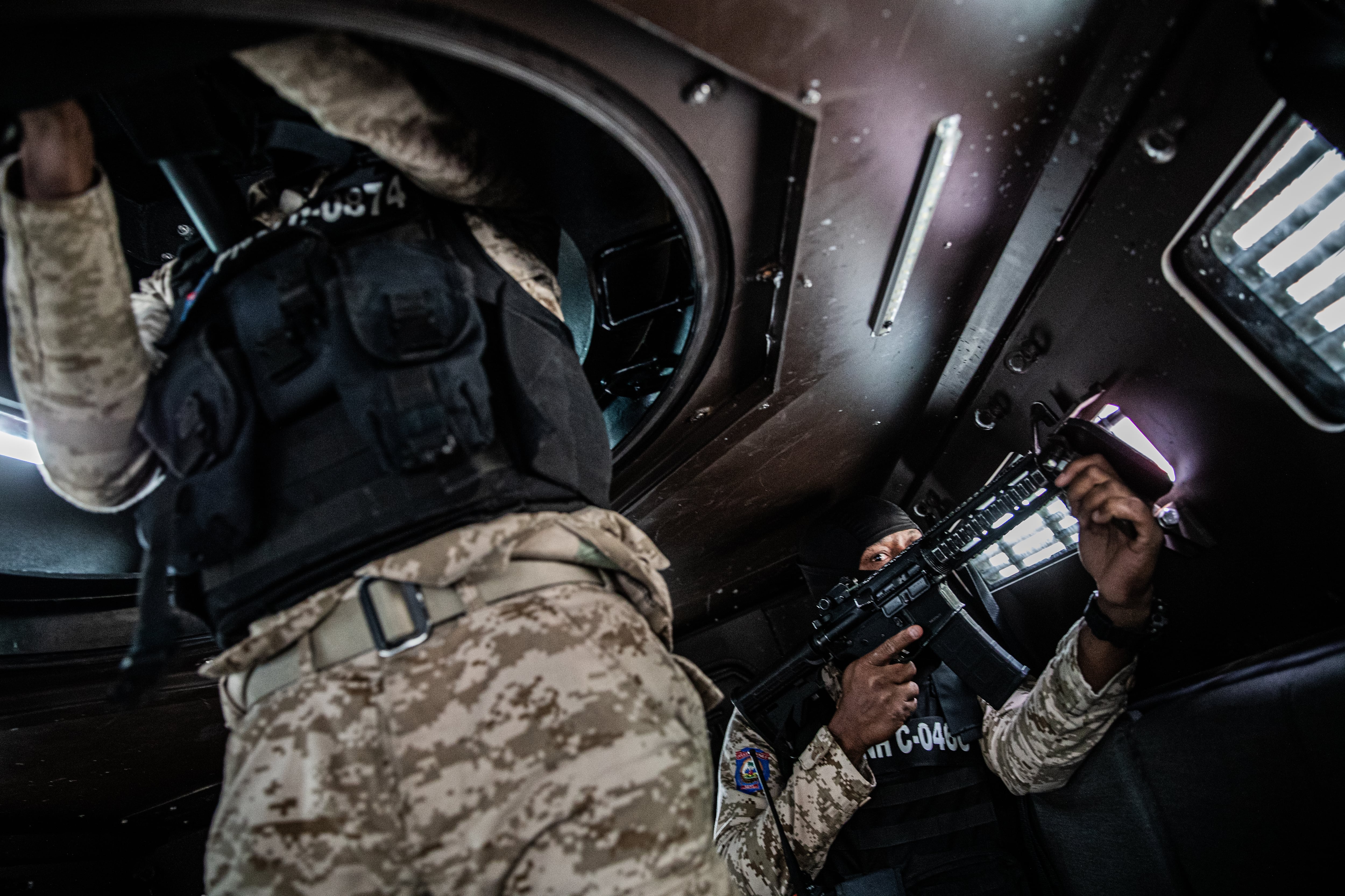 Policías en un vehículo blindado en el centro de Puerto Príncipe, en enero de 2026.