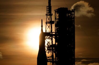 El SLS 'Artemis 1', en su rampa de lanzamiento en Cabo Cañaveral (Florida, EE UU), el pasado 27 de junio. 