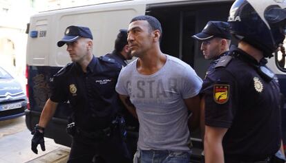 Cherif Lakhar, quien supuestamente portaba un kalashnikov en el robo de la joyería Siglo XXI, es conducido a la Audiencia de Alicante.