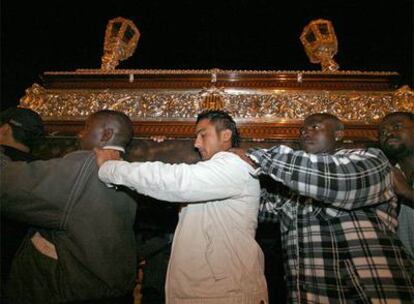 Inmigrantes subsaharianos en el ensayo de la procesión el viernes pasado.