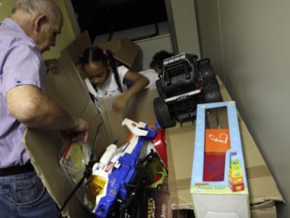 Un abuelo acogedor, con dos niños en la sede de Increfam.