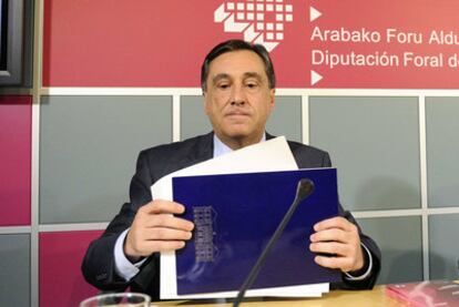 El diputado general alavés, Xabier Agirre, cuando el pasado viernes presentó los presupuestos forales para 2011.
