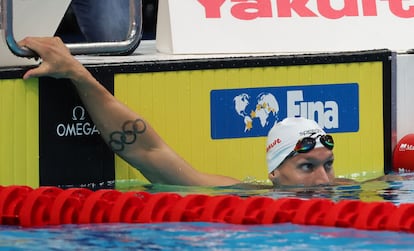 Caeleb Dressel observa el marcador, tras la serie de clasificación de los 100 libre, el martes.