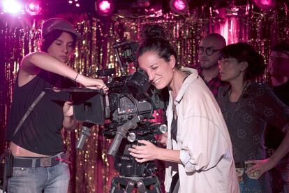 Gabriela Calvache (derecha) supervisa el cuadro durante un rodaje.