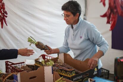 La agricultora María Márquez vende zanahoria 'morá' durante la fiesta dedicada a esta hortaliza, celebrada el 4 de diciembre de 2022 en Cuevas Bajas (Málaga).