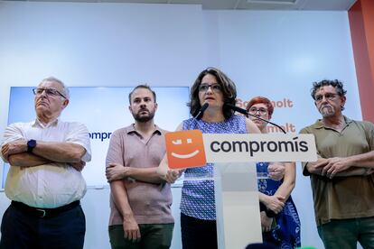 Mónica Oltra, acompañada por compañeros de su partido durante la rueda de prensa de este martes.