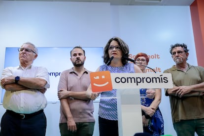 Mónica Oltra, acompañada por compañeros de su partido durante la rueda de prensa de este martes.