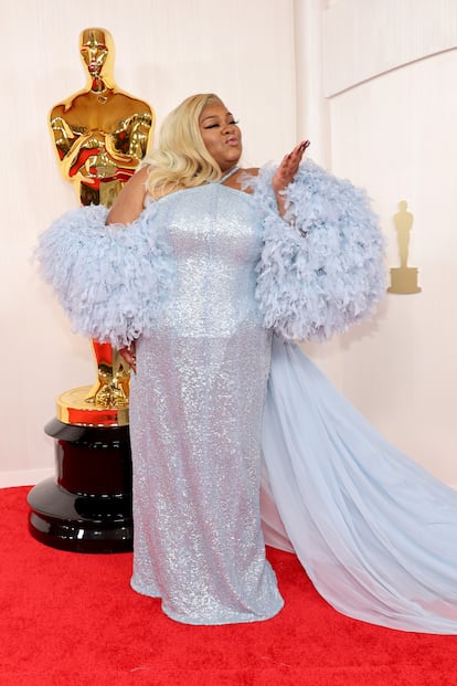 Da'Vine Joy Randolph, ganadora del Oscar a la mejor actriz de reparto por 'Los que se quedan', de azul y con unas espectaculares mangas. El vestido es de Louis Vuitton.