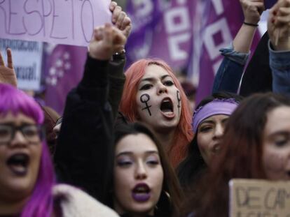 Un grupo de mujeres se manifiestan en el Paseo del Prado (Madrid), el pasado 8 de marzo.