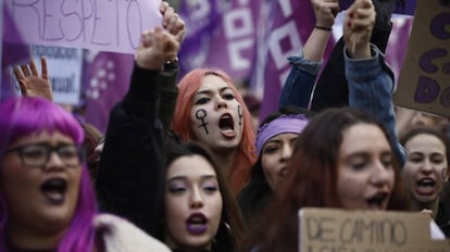 Un grupo de mujeres se manifiestan en el Paseo del Prado (Madrid), el pasado 8 de marzo.