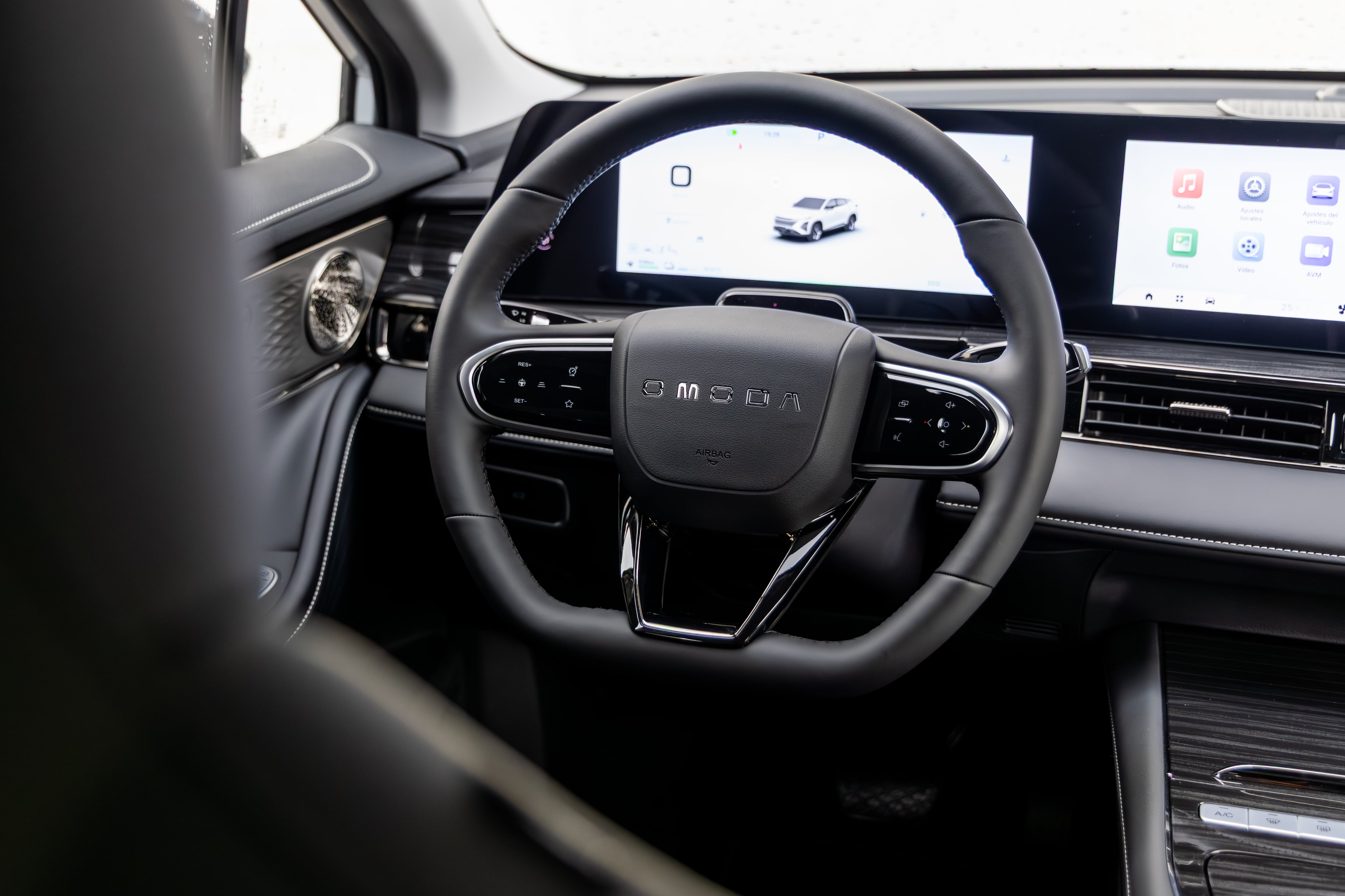 La velocidad de crucero del OMODA5 SHS-H, que se activa desde el volante, se ajusta al coche que va delante.