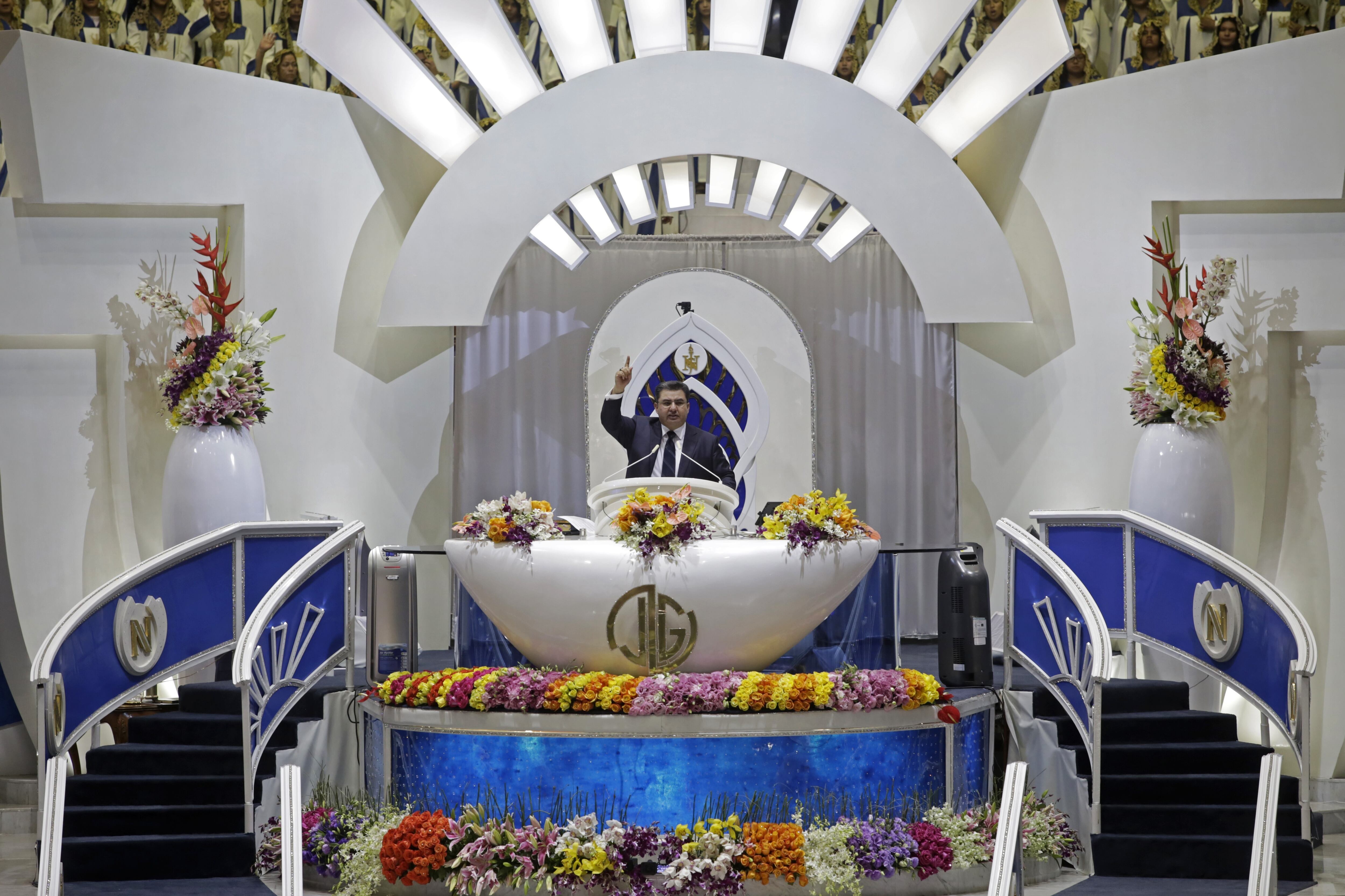 Naasón Joaquín, líder de La Luz del Mundo, en el altar del templo sede de Hermosa Provincia, en agosto de 2017.