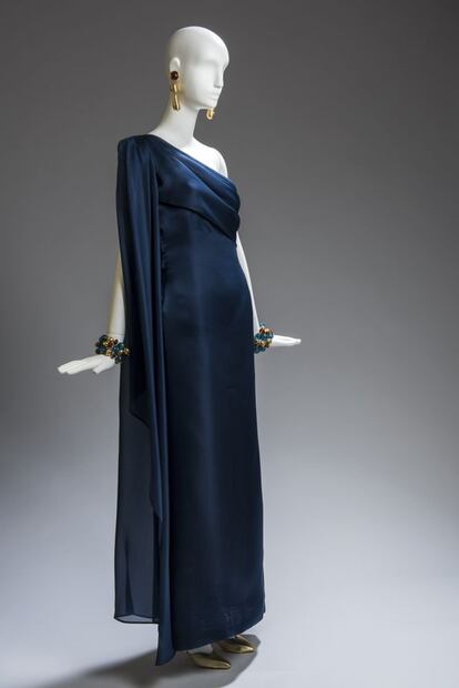 Este vestido de noche recto en organza azul y con escote asimétrico es una creación de 1982, década que quedó grabada como uno los últimos grandes momentos de la historia reciente de la moda.