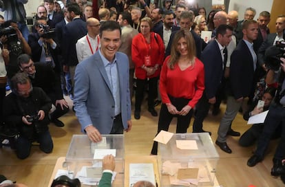 Pedro Sánchez casts his vote on Sunday.