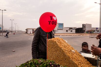 Un hombre parado detrás de un globo en un puesto callejero del puerto de Gaza, principal lugar de reunión de pescadores y uno de los centros sociales más importantes de la Franja (enero de 2015). 