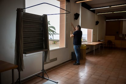 Preparativos durante el día previo a las elecciones, en el colegio electoral del Edificio Mirarar de Sitges, provincia de Barcelona.