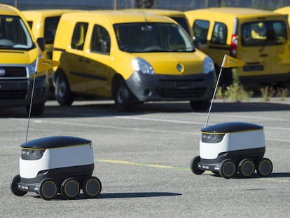 Los nuevos robots repartidores de correo, en su primera aparici&oacute;n p&uacute;blica en Berna.