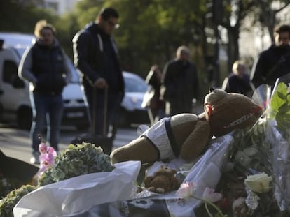 Flores, brinquedos e mensagens nas proximidades do Bataclan.