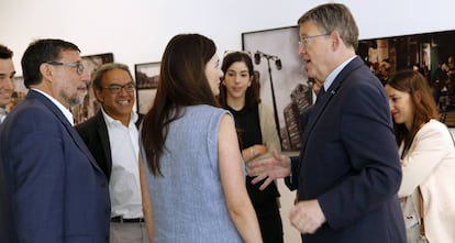 El presidente Ximo Puig con su equipo en los pasillos de las Cortes. 