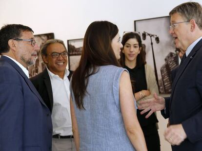 El presidente Ximo Puig con su equipo en los pasillos de las Cortes. 