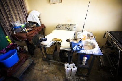 Esta es la habitación de la pequeña clínica local donde las mujeres de la aldea de pescadores de Nyanyano (Ghana) dan a luz.