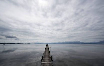 El cielo nuboso se cierne sobre un muelle del lago de Chiemsee, cerca de Seeon-Seebruck, Alemania.