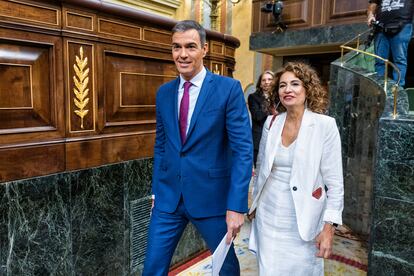 El presidente del Gobierno, Pedro Sánchez, junto a la ministra de Hacienda, María Jesús Montero, entran en el Congreso.