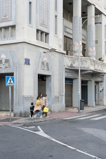 La imponente fachada del antiguo cine Monumental, obra art déco de Lorenzo Ros y Costa (1930), cuyo interior fue completamente destruido en los años ochenta. 