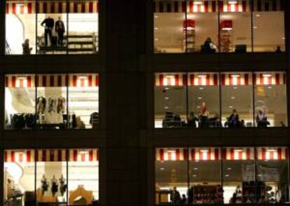 Compradores buscan regalos en un centro comercial. EFE/Archivo