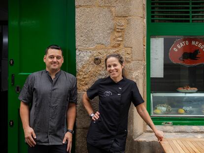 Xoan Costoya con su mujer, Veronica Moure, que también trabaja en la taberna, posan en el exterior de la tasca O Gato Negro.