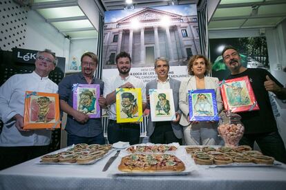 La pastelería Escribà ha ideado, con motivo de las próximas elecciones al Congreso de los Diputados, la 'Coca del 26-J' con las caras de los candidatos. De izquierda a derecha, el pastelero Cristian Escribá, Xavier Domènech, Gabriel Rufián, Francesc Homs, Dolors Monsterrat y el dibujante de las caricaturas posan junto a las cocas.